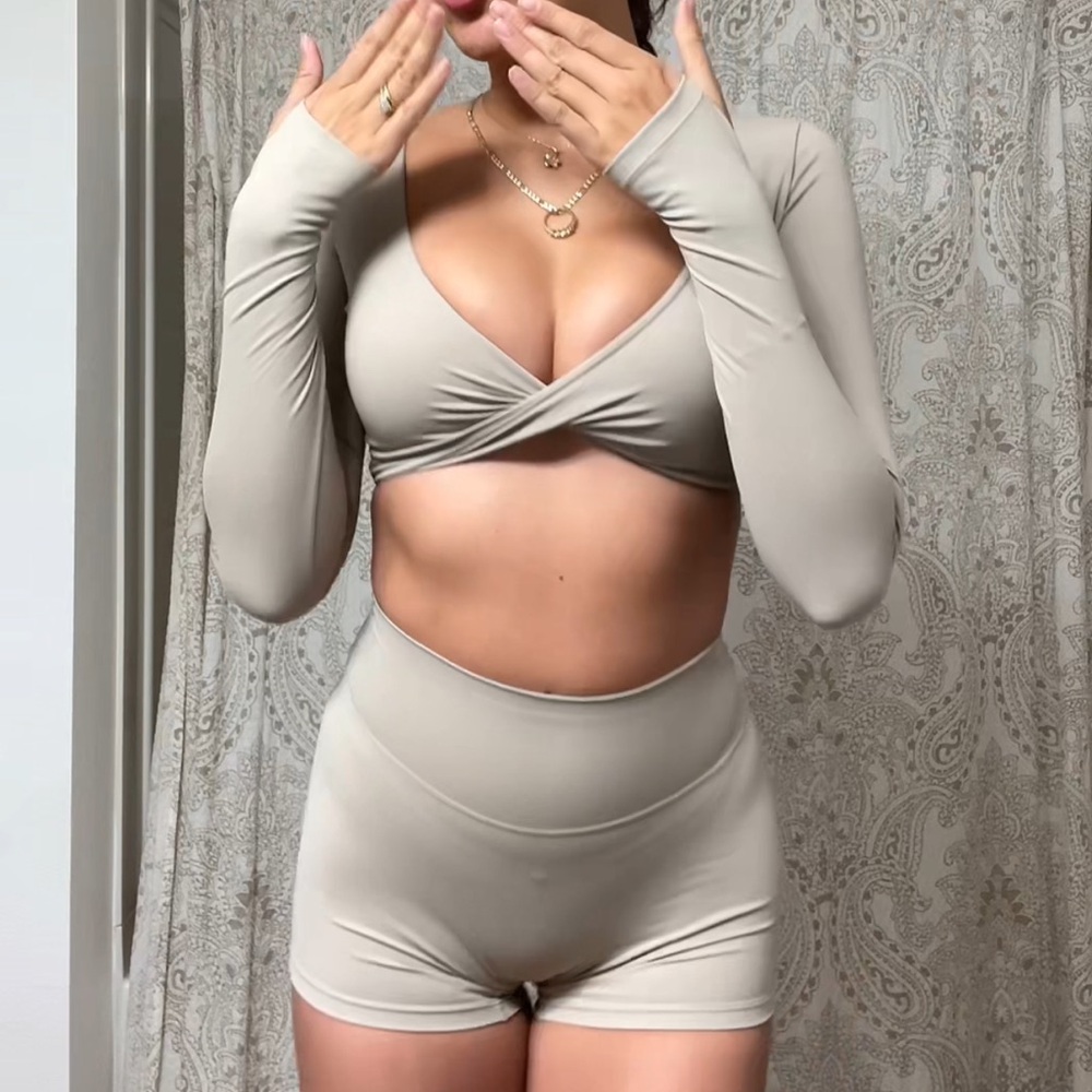Beige and cream long sleeve crop top sport set - top and shorts size medium 🐶